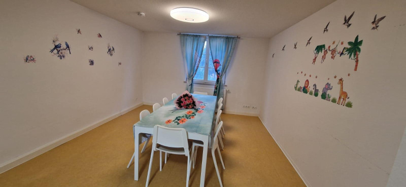 Großer gemeinsamer Esstisch, neben der Küche